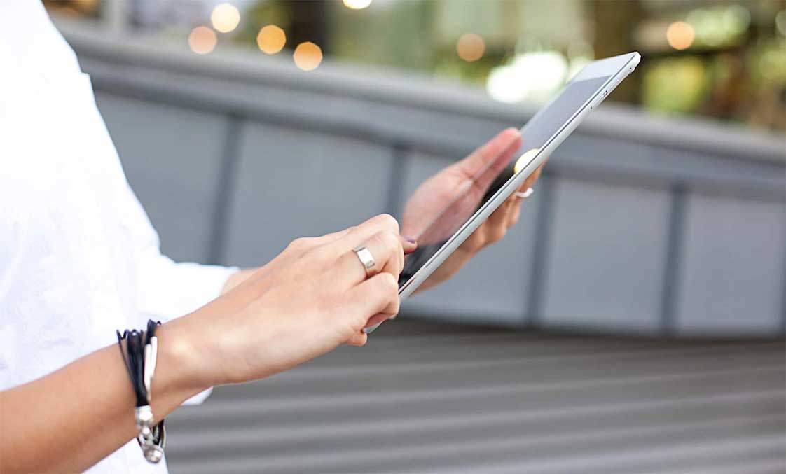Khách hàng truy cập website bán hàng Phan Thiết trên điện thoại di động