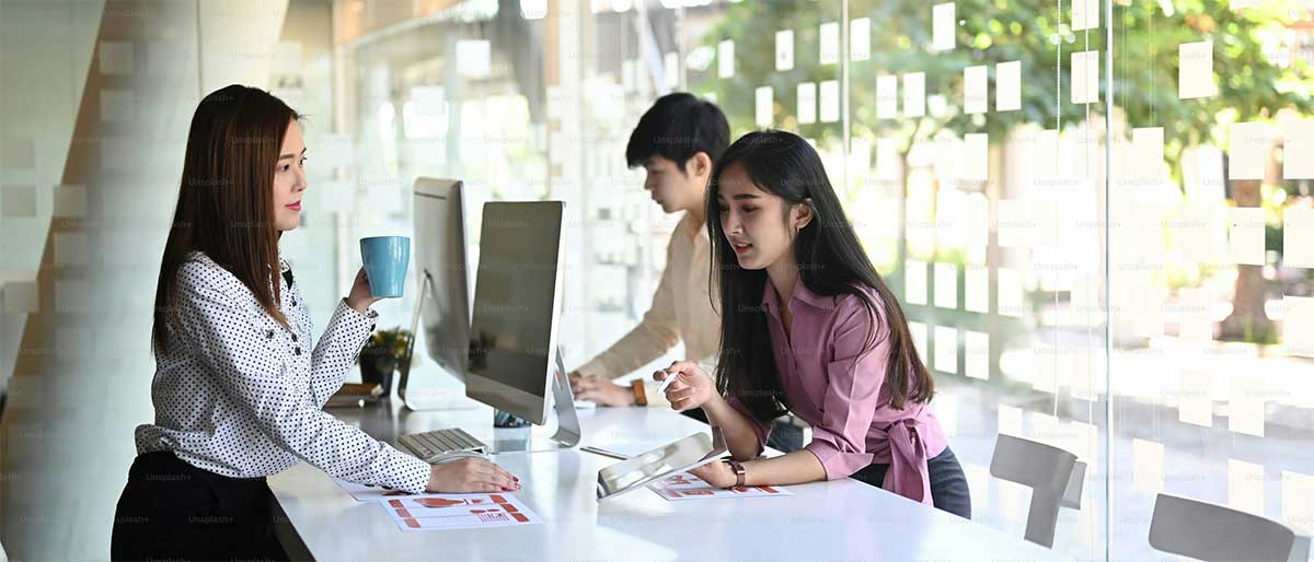 Khách hàng sử dụng website doanh nghiệp Bình Thuận trên điện thoại
