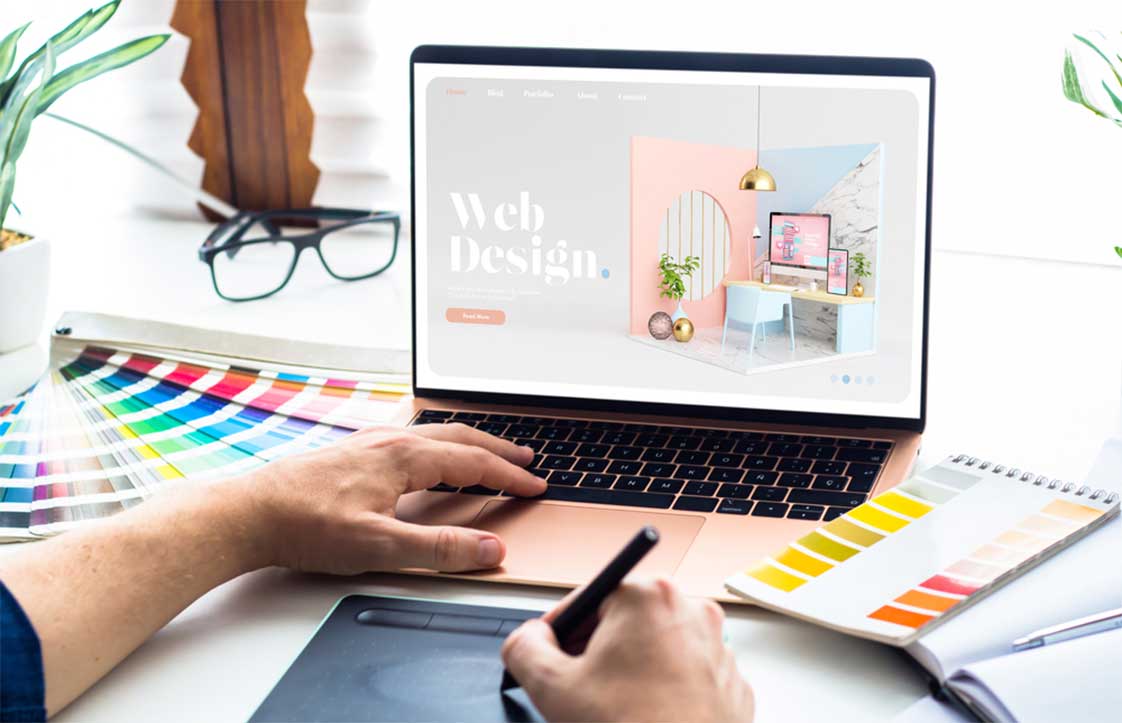 Nhóm kỹ thuật đang kiểm tra bảo mật và tốc độ tải trang của website khách hàng