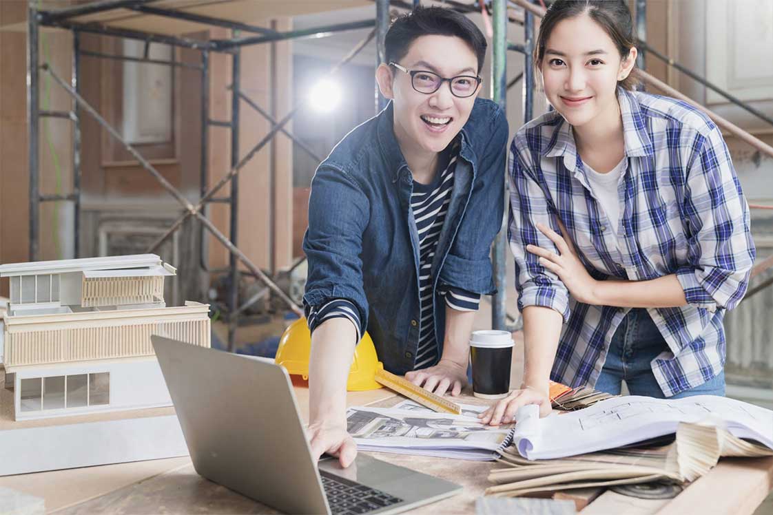 Nhân viên Công ty thiết kế Web hỗ trợ khách hàng thiết kế web đơn giản giá rẻ